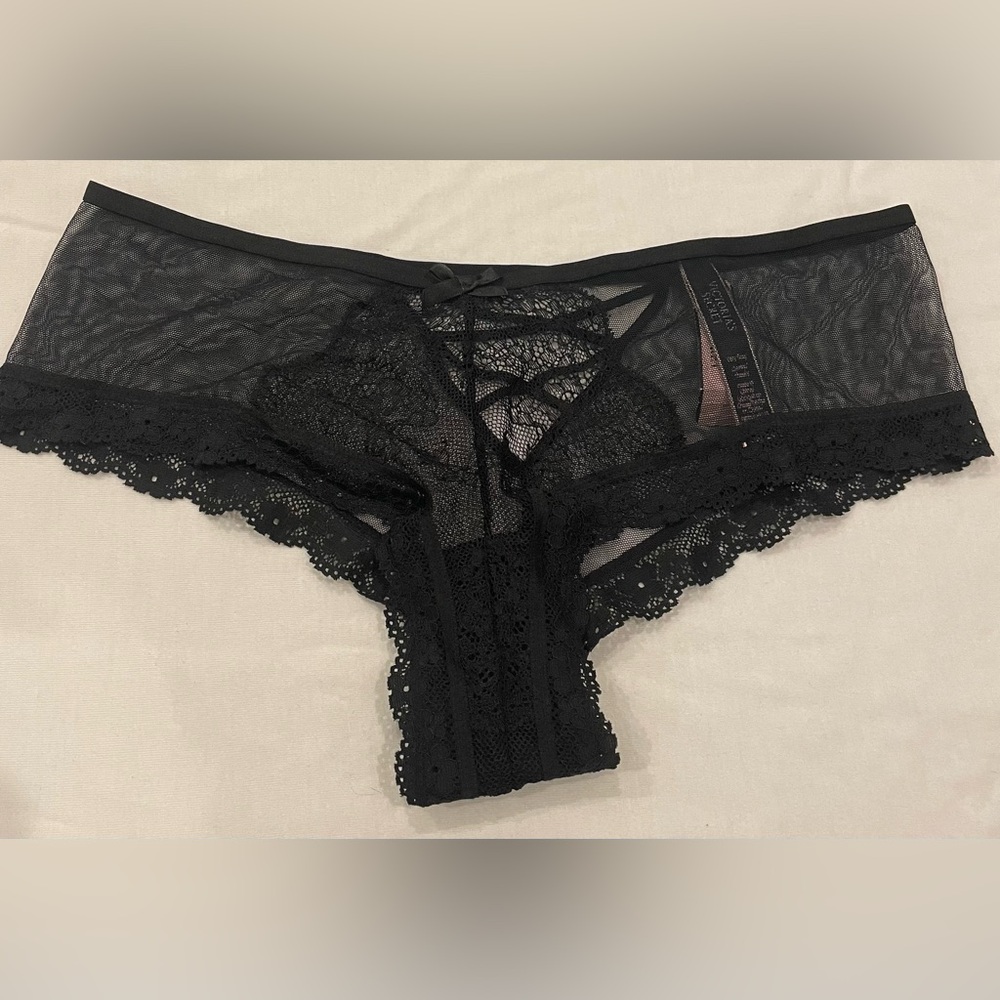 NEW WITH TAGS VICTORIA’S SECRET SIZE M CHEEKY BLACK LACE UP PANTY